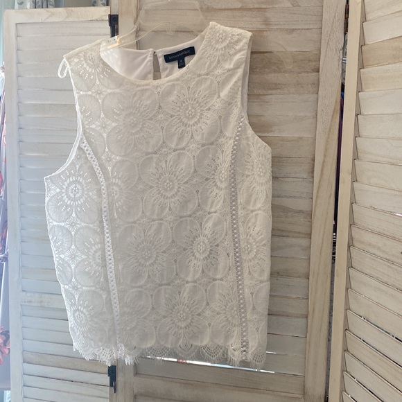 Banana Republic medium white lace sleeveless blouse non smokers - Picture 4 of 4